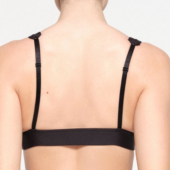 🔥🔥🔥 NWOT SIGNATURE SWIM PLUNGE BIKINI TOP 🔥🔥🔥 - Picture 2 of 6